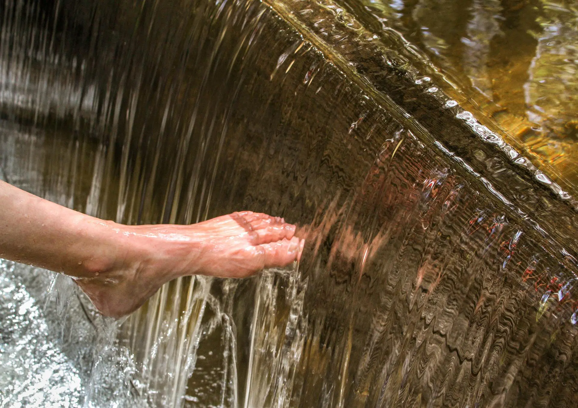 Füße ins Wasser dippen