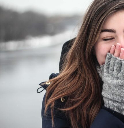 Person im eiskalten Wasser – ist Eisbaden gesund?