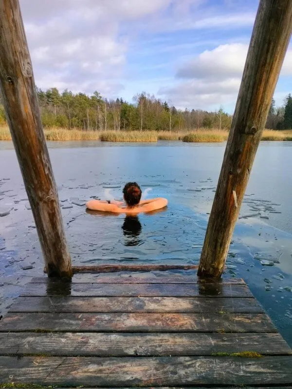 Mirjam beim Eisbaden im See