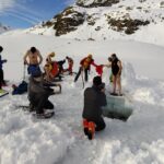 Übernachtung unter dem Nachthimmel — mit Eisloch bohren und Eisbaden, in der Schweiz