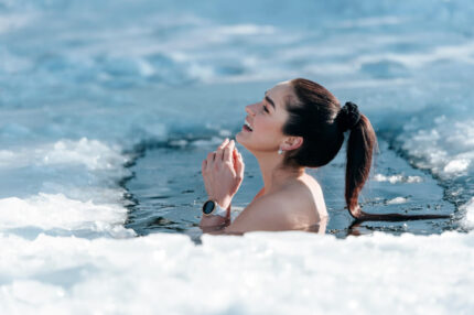 Frau beim Eisbad im Cold Plunge